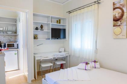 Lovely Petit Apt in Athens - image 2