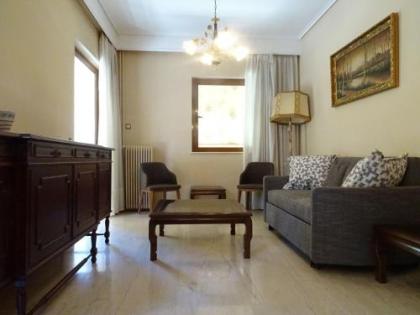 Retro pleasant apartment with Acropolis view - image 14