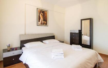 Comfort Athenian Apt -UG parking-25' from airport in Athens