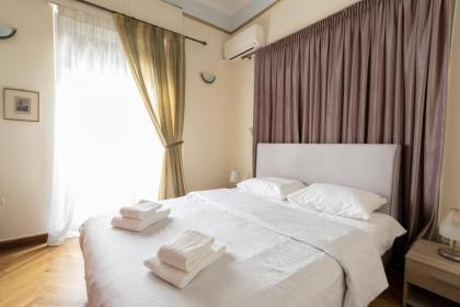 Ideal 4 bdr Apartment in Plaka for 10! - image 26