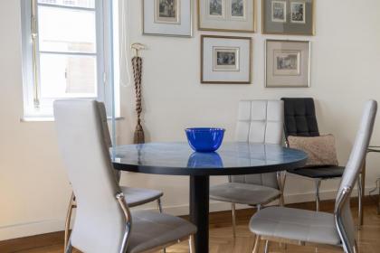 Ideal 4 bdr Apartment in Plaka for 10! - image 27