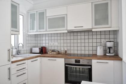 Marvelous n Bright Apt next to Megaro Mousikis - image 22
