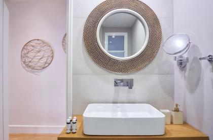 Chic n Bright 3Bd Apt with Hilton View - image 21