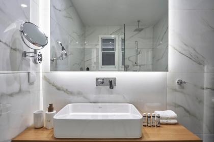 Chic n Bright 3Bd Apt with Hilton View - image 23