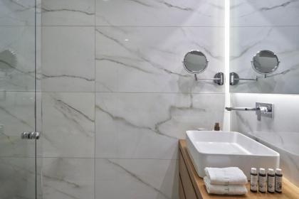 Chic n Bright 3Bd Apt with Hilton View - image 24