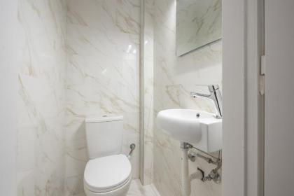 Victoria Majestic Suites Apartments - image 24