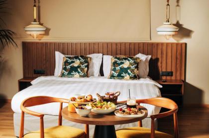 Cama Luxury Suites - image 23