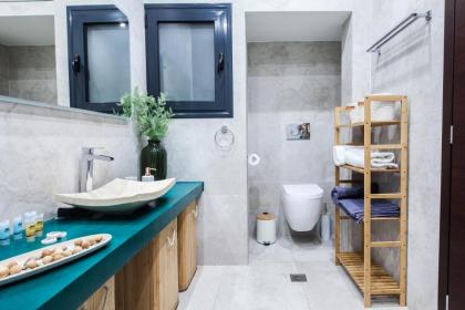 Beautiful Elegant Apartment Next to Monastiraki - image 25