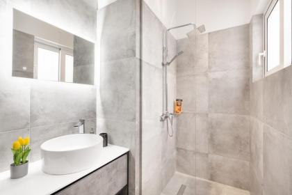 Luxury Apartment Next to Acropolis & Metro - image 25