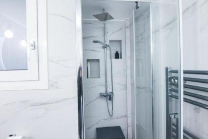 Brand new apt in Zografou - image 27