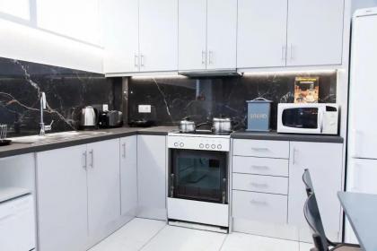 Ypsilon IconicAthensHome 140m2 Family & Pet Friendly Luxurious 3 bdm apt Acropolis 10 min taxi drive for 8 euro Quiet central neighborhood shopping 2 min walk fast wifi free parking Park with running track across the street - image 21
