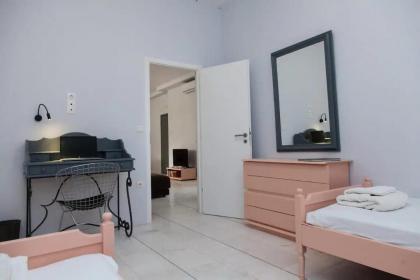 Ypsilon IconicAthensHome 140m2 Family & Pet Friendly Luxurious 3 bdm apt Acropolis 10 min taxi drive for 8 euro Quiet central neighborhood shopping 2 min walk fast wifi free parking Park with running track across the street - image 23