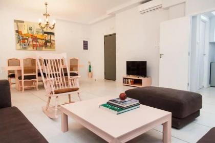 Ypsilon IconicAthensHome 140m2 Family & Pet Friendly Luxurious 3 bdm apt Acropolis 10 min taxi drive for 8 euro Quiet central neighborhood shopping 2 min walk fast wifi free parking Park with running track across the street - image 25
