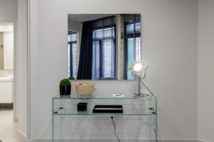 Ultimate 3 Apt Building in the Center for 15 ppl - image 25