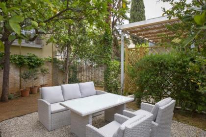 An Enchanting House with a Lush Garden Downtown - image 22