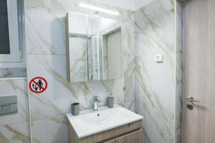 Charming Urban Oasis 1BR Apt near Megaro Mousikis - image 25