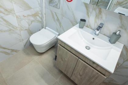 Charming Urban Oasis 1BR Apt near Megaro Mousikis - image 27
