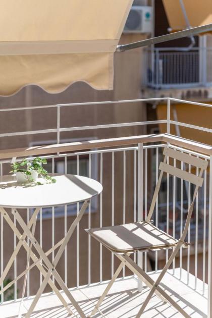 Minimalist & artistic apt close to the Center - image 21