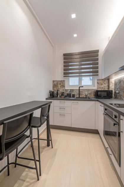 Minimalist & artistic apt close to the Center - image 25