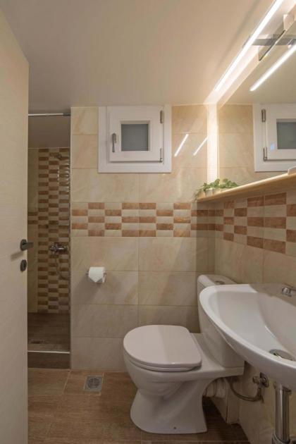 Minimalist & artistic apt close to the Center - image 27