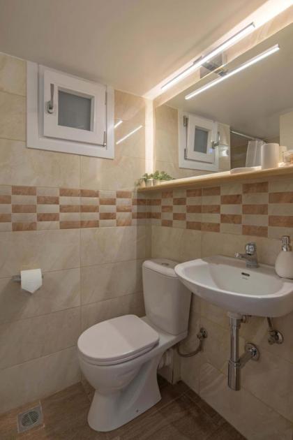 Minimalist & artistic apt close to the Center - image 29
