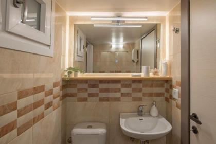 Minimalist & artistic apt close to the Center - image 30