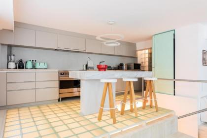 Fashionable apt in prime location! DA12 - image 29