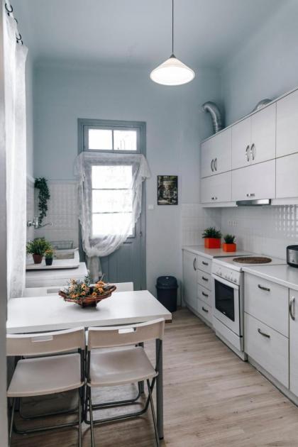Monastiraki-Psiri Old Town 3-bdr apt sleep 6-10p spacious court yard - image 26