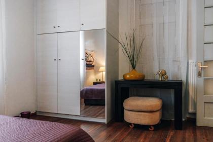 Monastiraki-Psiri Old Town 3-bdr apt sleep 6-10p spacious court yard - image 28