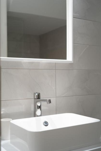 New modern semi basement - image 27